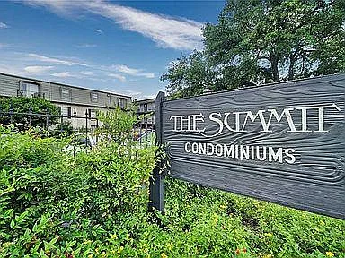 FANTASTIC location at Burnett and Anderson - walking distance to plenty of restaurants, bars, shops, and grocery stores.