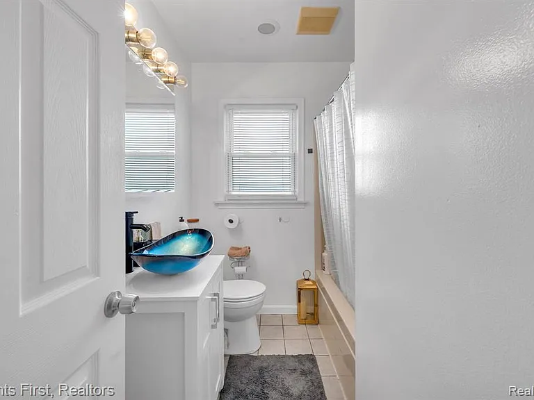 24047 Stanford St — Photo 11