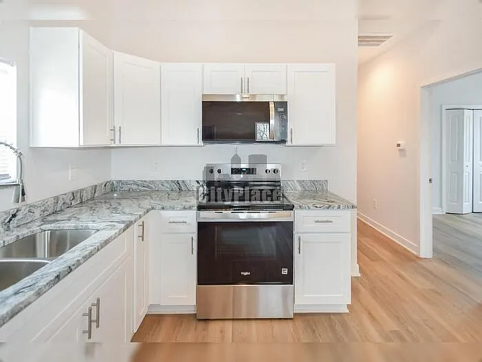 1135 W 21st St — Photo 10