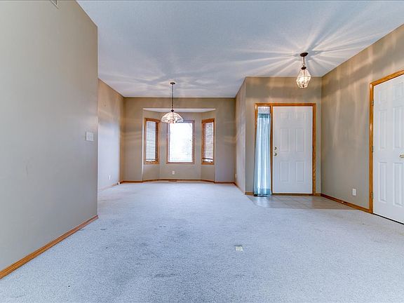 5th image of 318 Clubhouse Cir