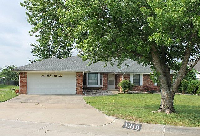 1st image of 1319 Lakehurst Dr