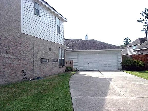 SIDE VIEW OF HOME AND GARAGE AND DRIVEWAY