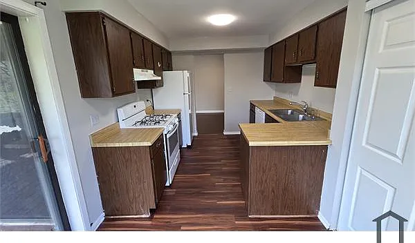 3 bed, 1100 sqft, $2,600 — Photo 3