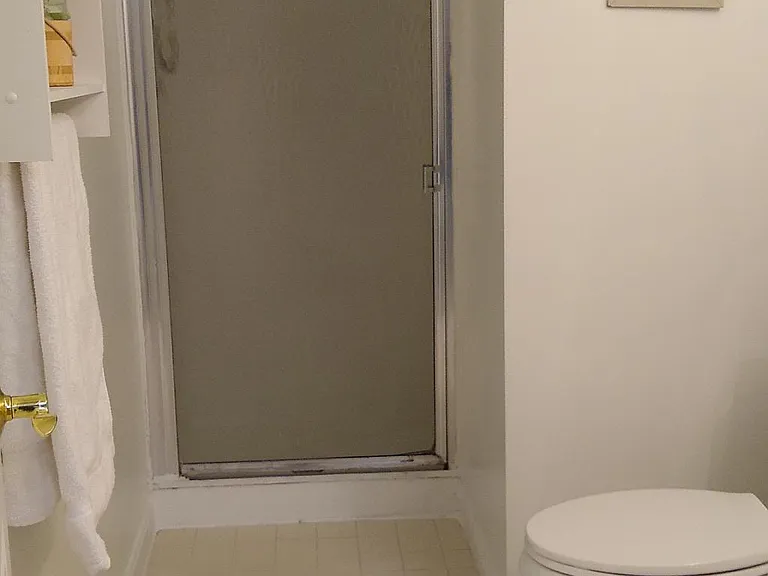 full bath with shower off hallway