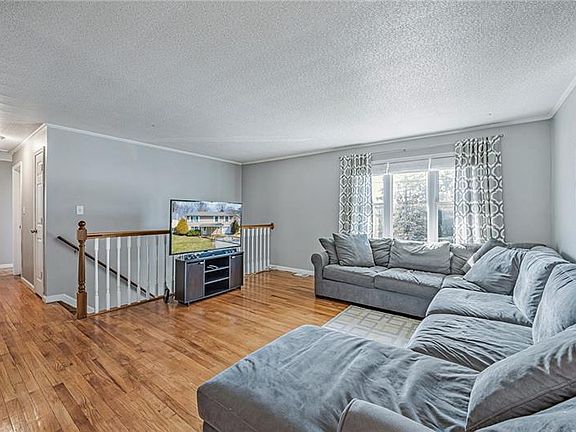 4th image of 391 Butterfield Dr