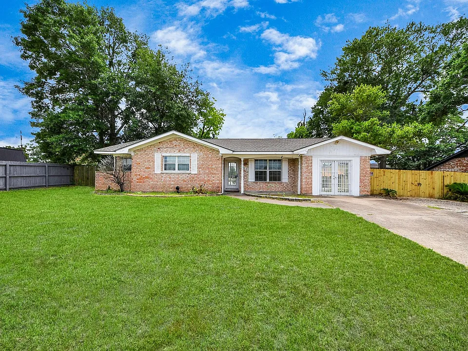 811 Hillcrest Dr