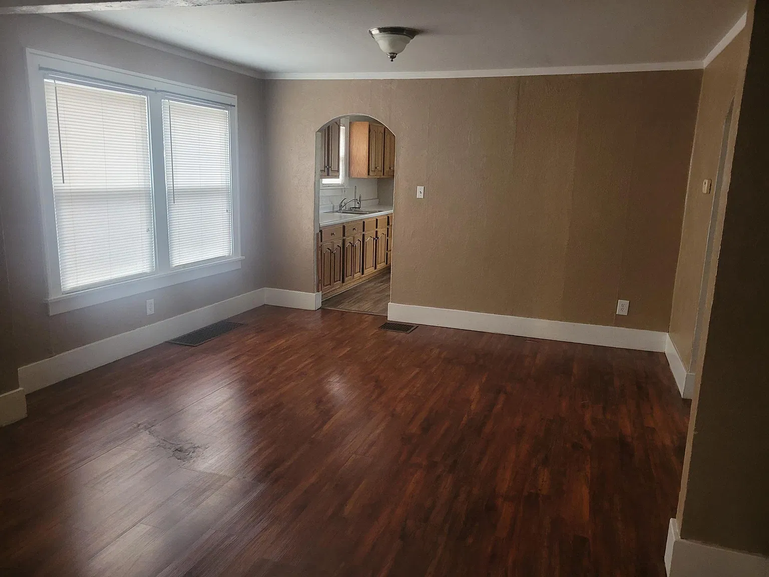 201 E Airline Dr — Photo 2