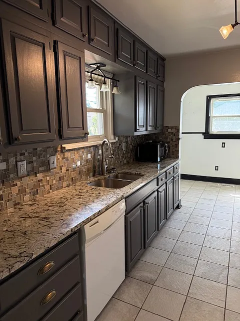 3 bed, 2388 sqft, $1,875 — Photo 2