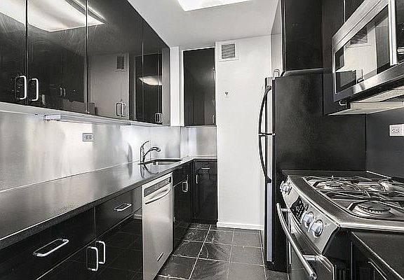 4th image of 40 E 94th St APT 17B