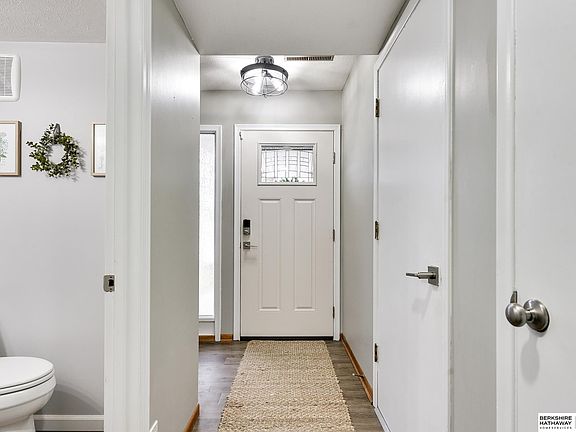 4th image of 6021 S 109th St