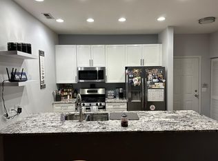 1555 W School St APT 2F, Chicago, IL 60657