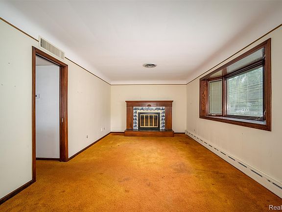 4th image of 751 Auburn St