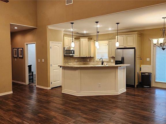 4th image of 105 Catherine Cir