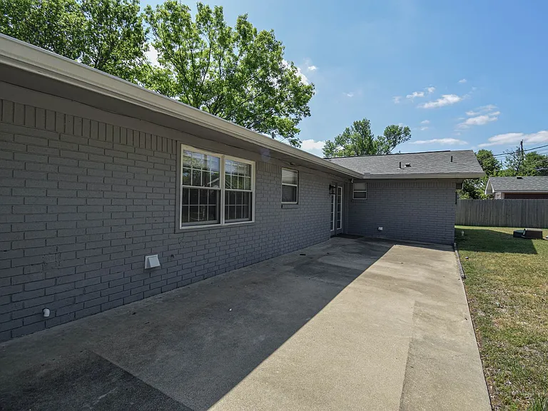 205 Tanglewood Rd — Photo 35
