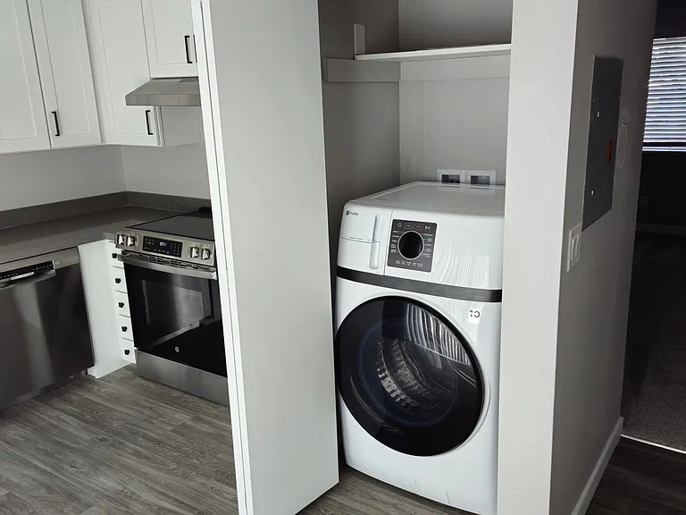 Renovated Townhomes in Alderwood Area — Photo 8