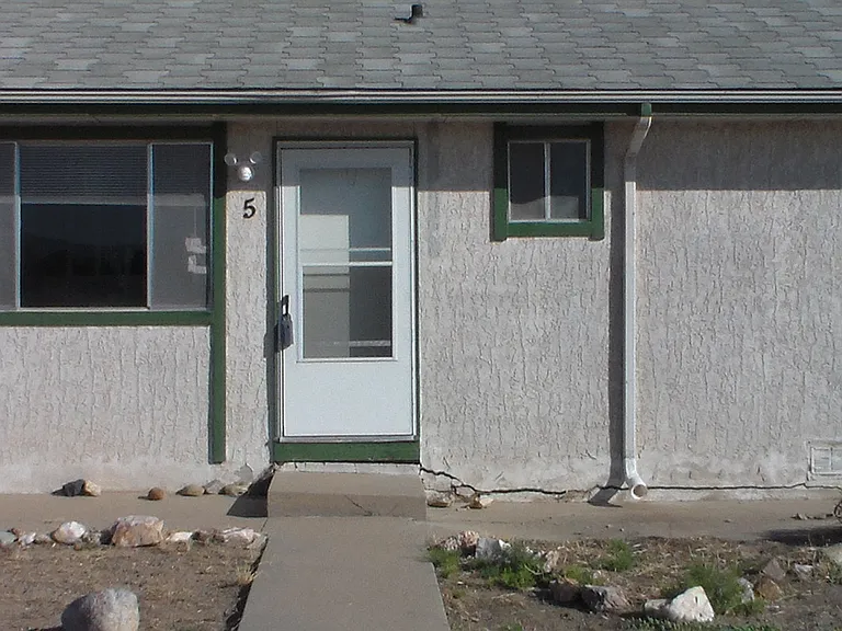 Large 2 Bedroom Rental — Photo 1