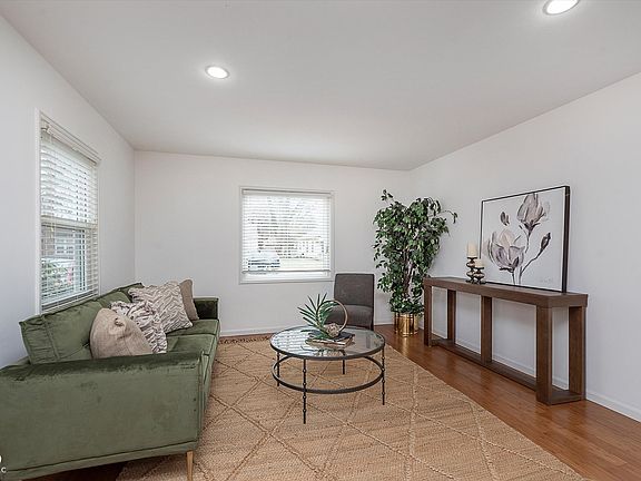 4th image of 5730 Rosslyn Ave