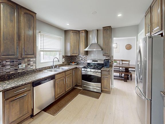 5th image of 2207 Primrose Ln