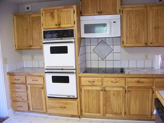 5th image of 806 W Travis St