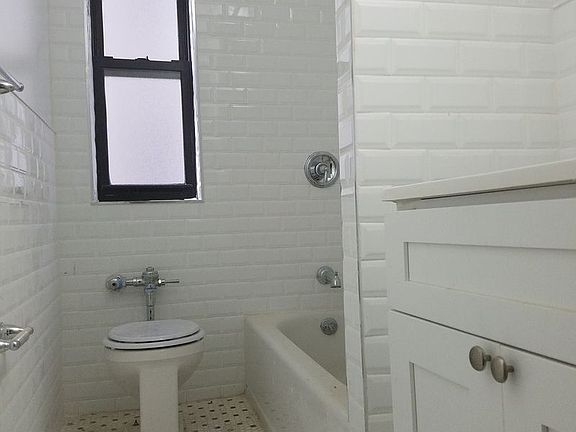 2nd image of 831 Gerard Ave APT 2F