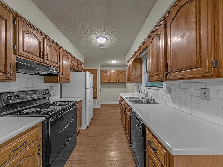 2204 Douglas St — Photo 9