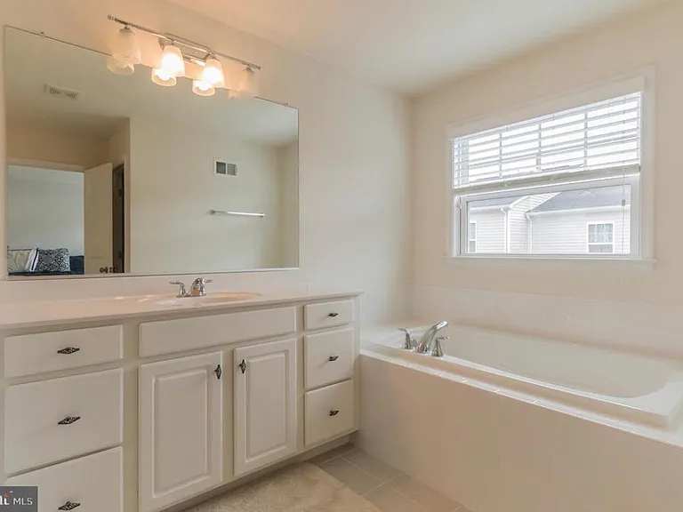 42275 Lancaster Woods Sq — Photo 13