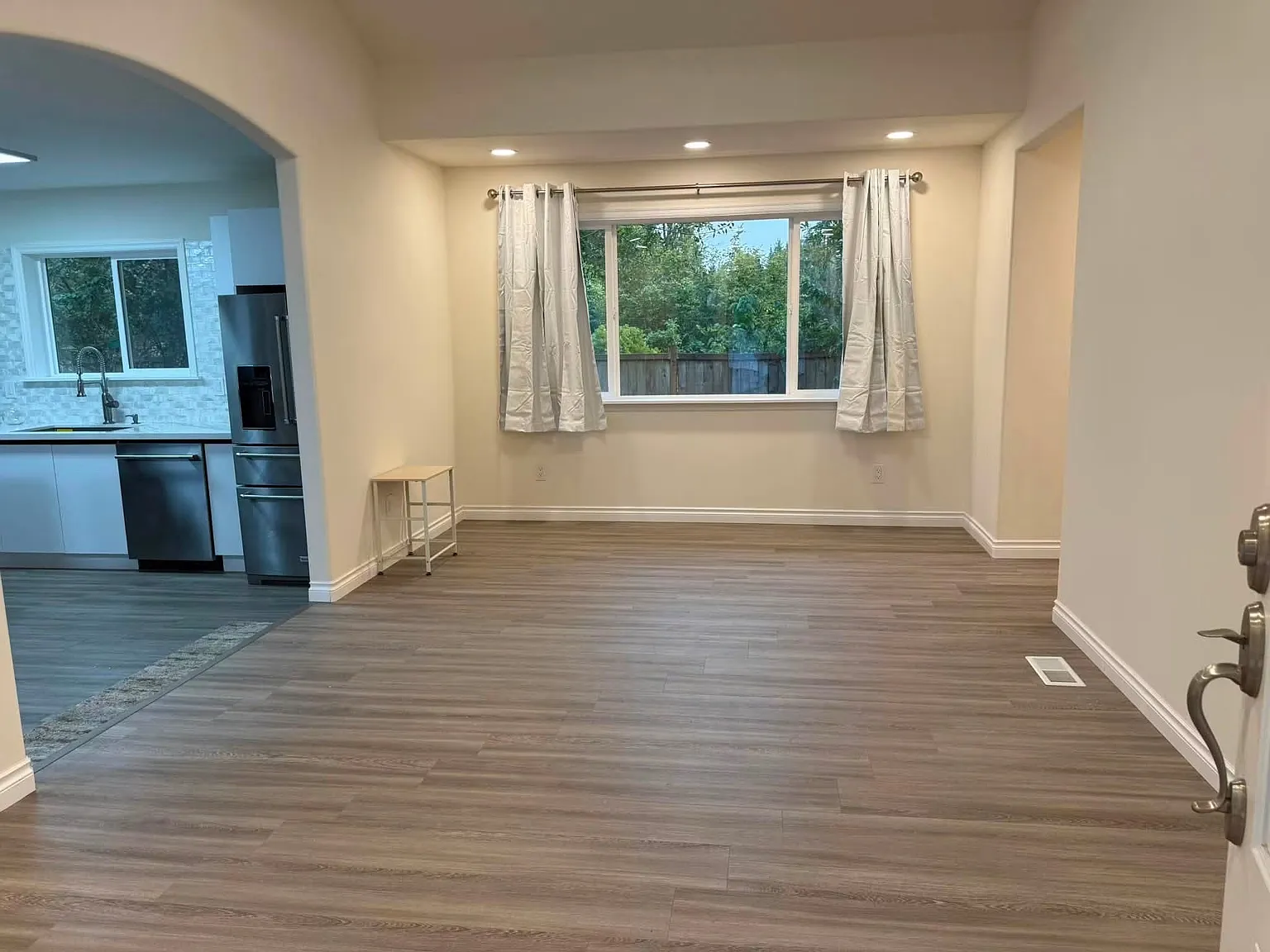 4 bed, 2.5 bath, 2730 sqft, $4,200 — Photo 2