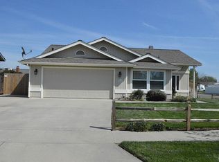 1452 Maple Ct, Lemoore, CA 93245