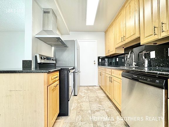 3rd image of 525 N Sycamore Ave #215A
