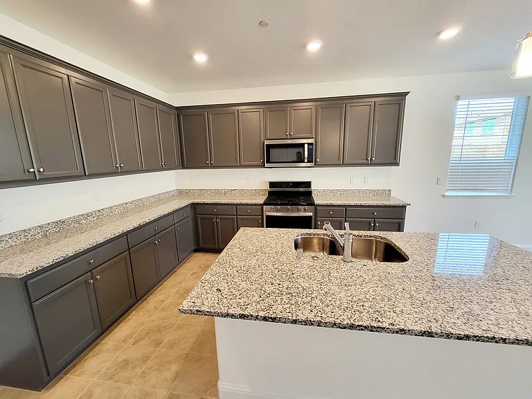 1561 Shirley Ave — Photo 3