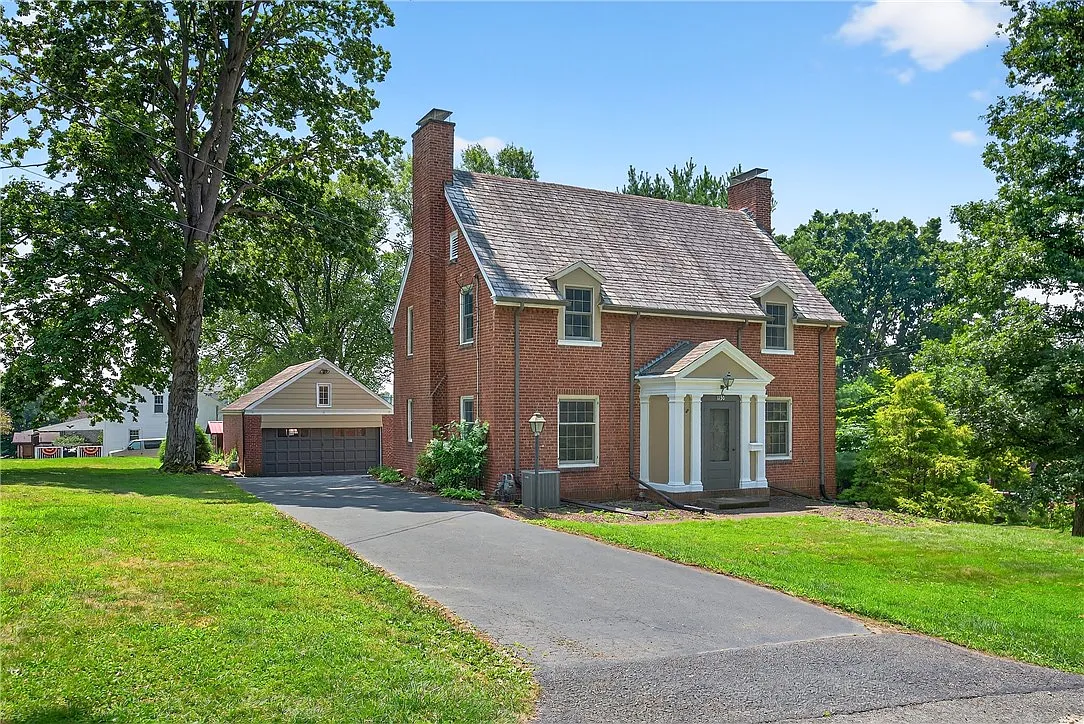 1130 Woodlawn Ave photo 1