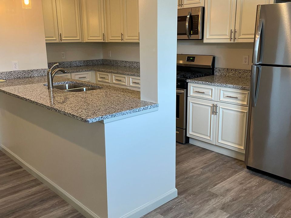 Unit 104- kitchen