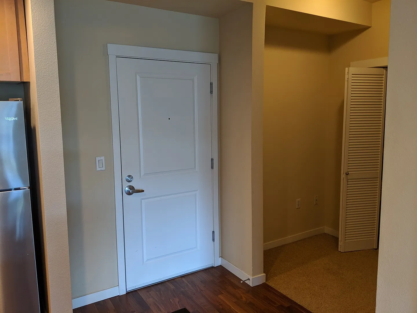 Beautiful 1 Bed 1 Bath Condo in Downtown Redmond — Photo 2