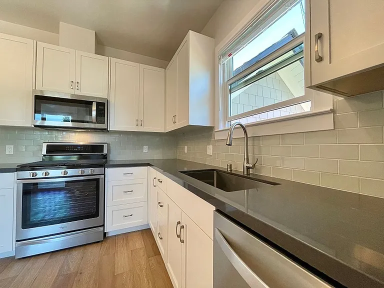 1027 Lincoln Ave — Photo 9