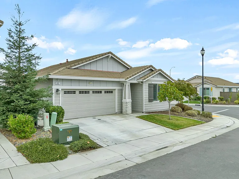 800 Daggerwing Ct — Photo 3