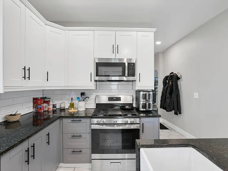 230 N State St — Photo 19