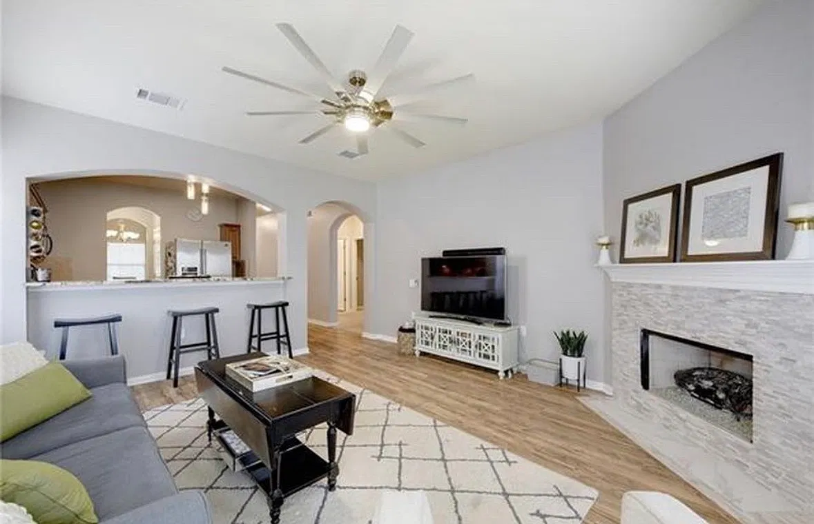 3 bed, 1452 sqft, $2,100 — Photo 3
