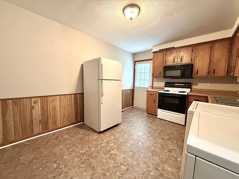 Bancroft Circle Apartments — Photo 30