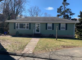 36 Monroe St, Branford, CT 06405