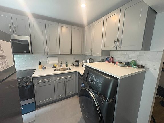 2nd image of 154 E 39th St #3