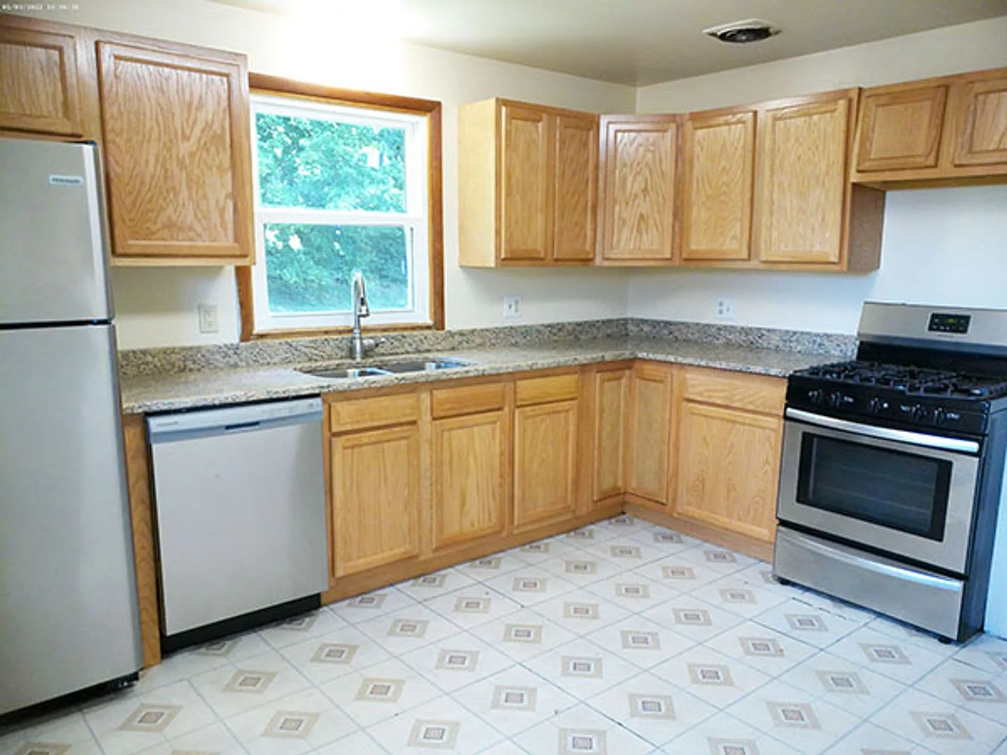 1274 Westcott Apt 2 - Available 8/1/27 - Bright Second Floor Flat Across from Barry Park — Photo 2