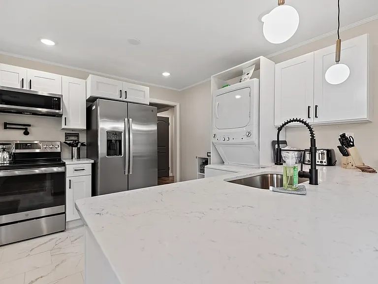 1301 E 67th St — Photo 15