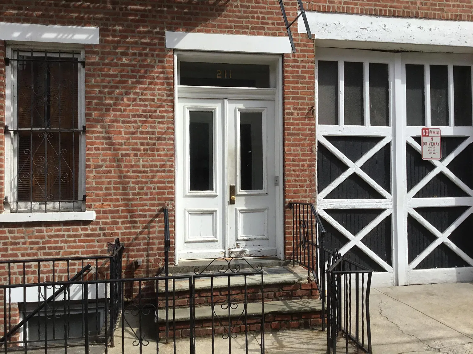 211 Bloomfield St — Photo 2