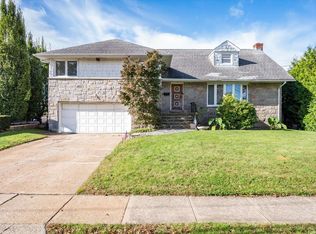 2840 Lindenmere Dr, Merrick, NY 11566