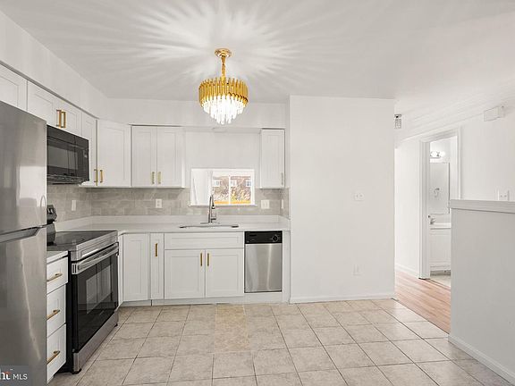 5th image of 3733 Roxbury Ln