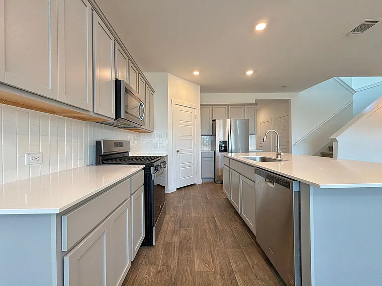 2901 Louris Ln — Photo 10