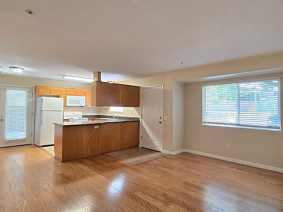 5th image of 3845 Blackford Ave Unit 102