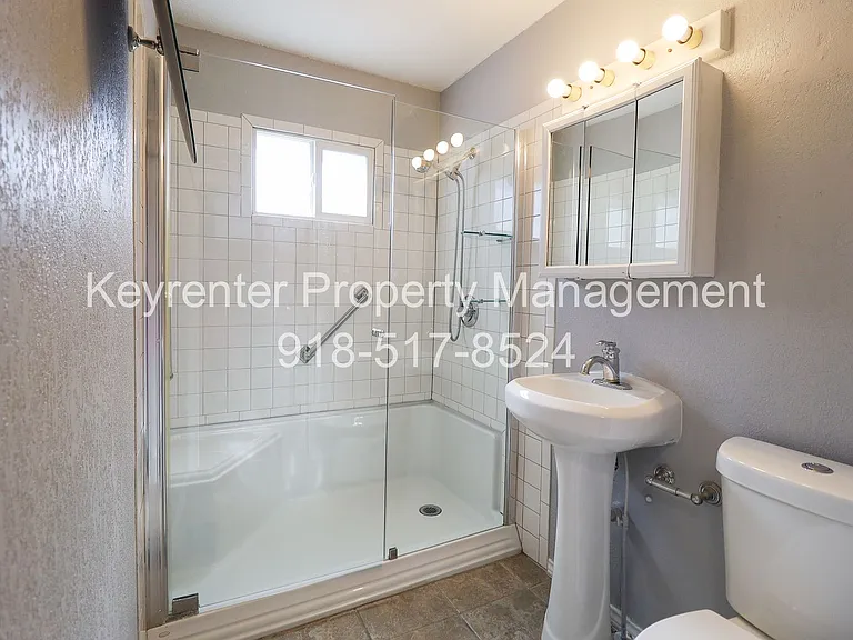 5330 W 2nd St — Photo 17