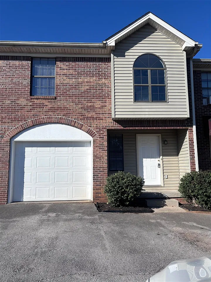 3 bed, 1232 sqft, $995 — Photo 1