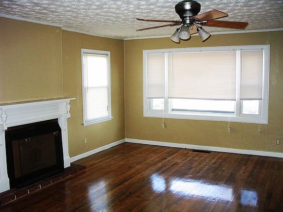 3rd image of 576 Emery Ct